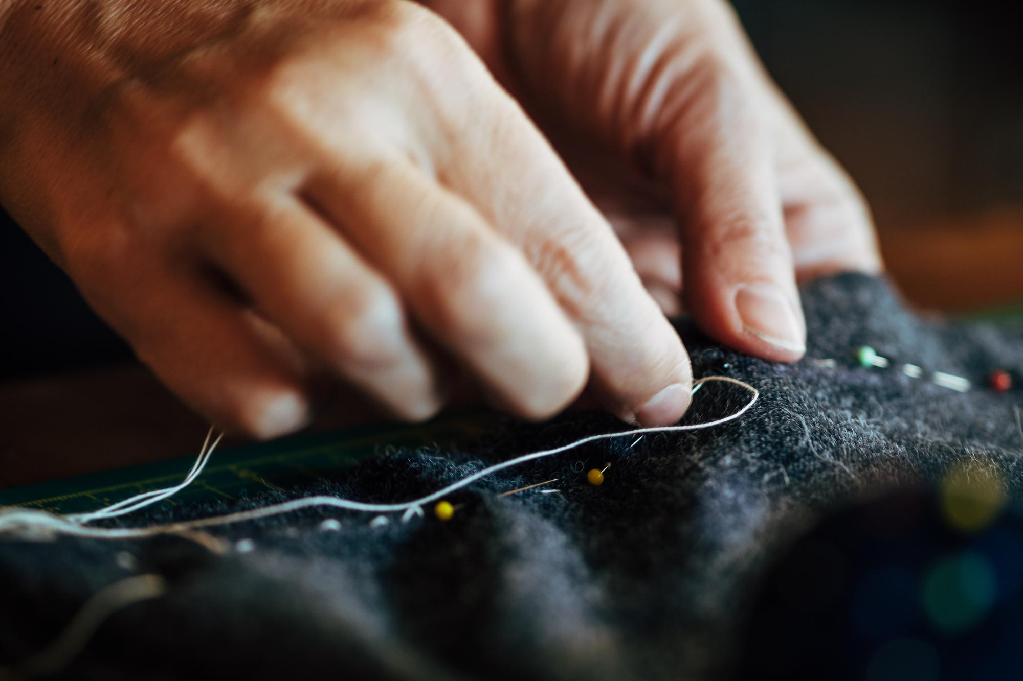 Ręce haftujące elektroniką inspirowany wzór